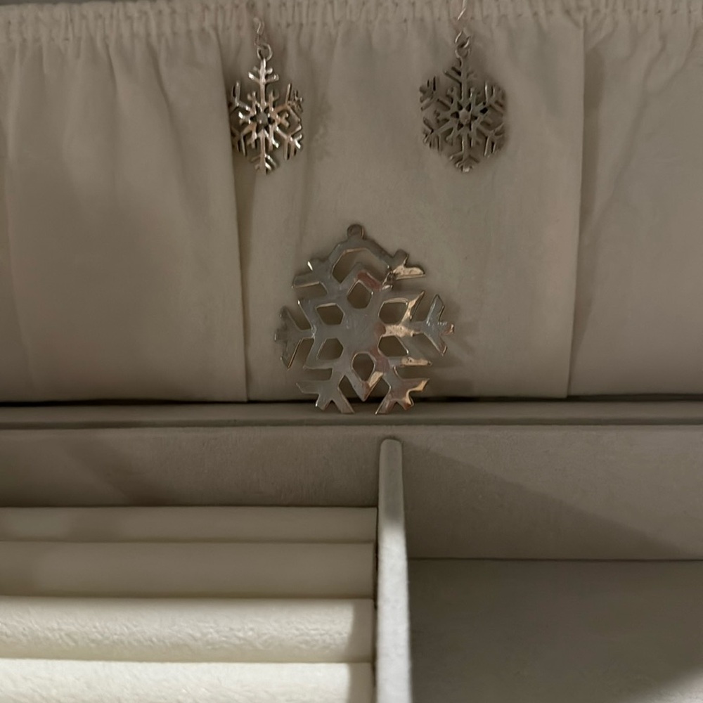 Vintage 925 sterling silver Snowflake medallion and set of snowflake earrings!
